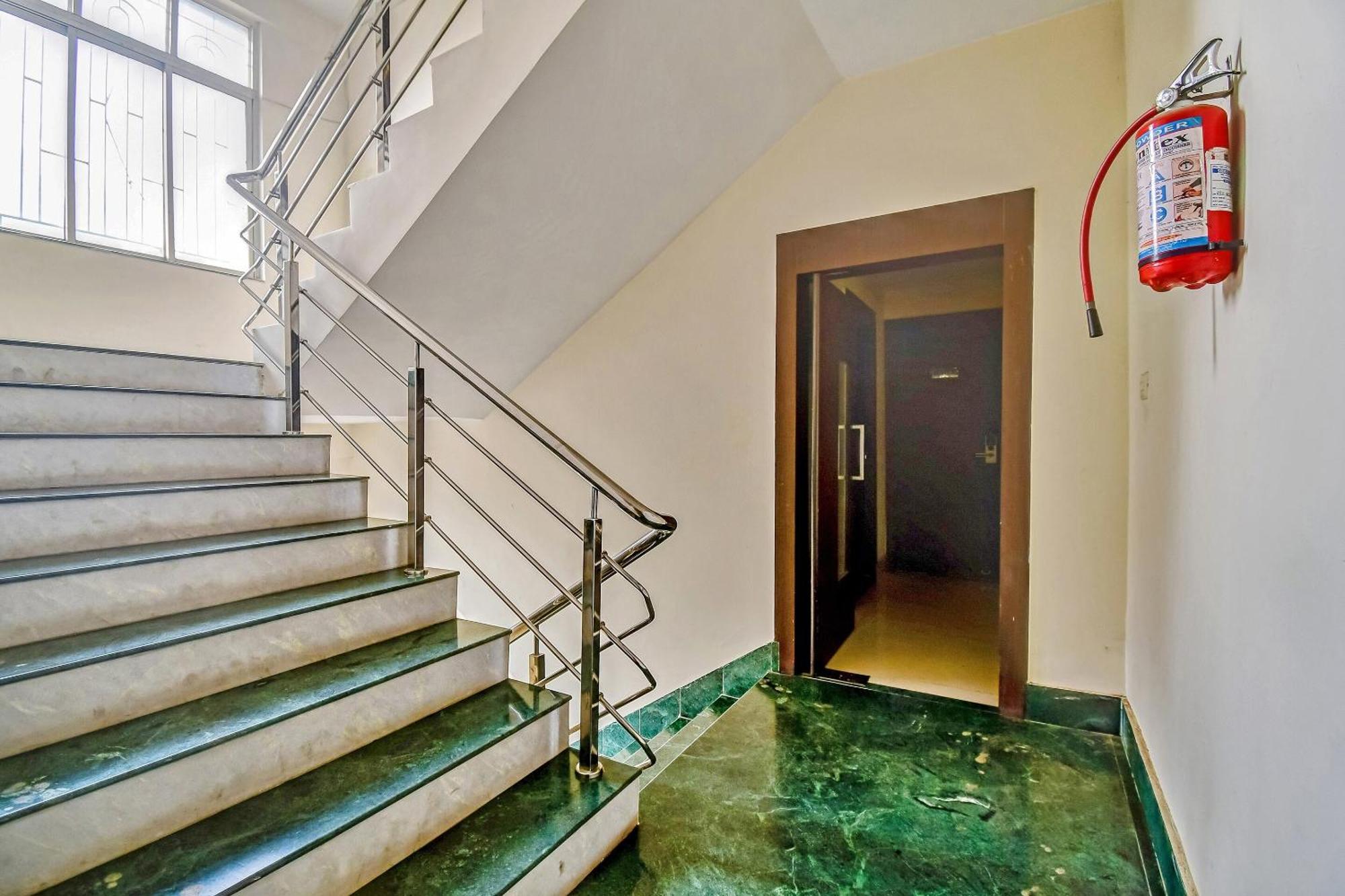 Capital O Kabita Guest House Near Acropolis Mall Kolkata Exterior photo